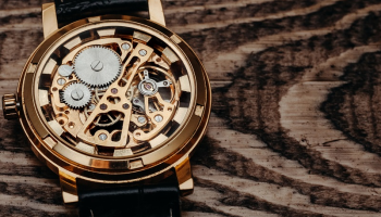 Jak vypadá výroba luxusních hodinek? Litry potu a roky vytrvalé práce