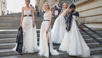 Lásku z New Yorku oslavuje svatební kolekce Reem Acra pro podzim 2020