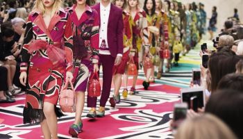 Čekáte trenchcoaty, pásky a ženskou módu? Kdepak... Burberry se ubírá jinou cestou
