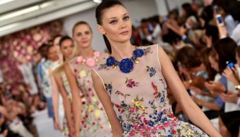 Ženská a luxusní - jedna z nejkrásnějších kolekcí Oscar de la Renta 2015