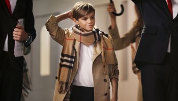 Romeo Beckham září ve vánoční kampani Burberry