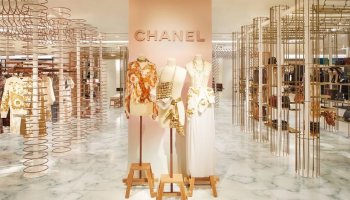Nový pop-up store Chanel zahalen do zlaté
