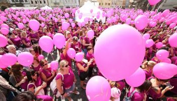 AVON-kosmetika která plní své závazky a skutečně pomáháAVON neřeční a pomáhá