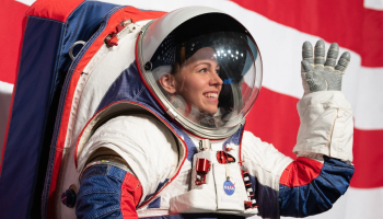 NASA odhalila nový vesmírný oblek pro první ženu na Měsíci