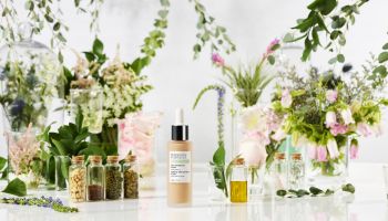 Dopřejte své pleti to nejlepší z přírody s novou řadou ORGANIC WEAR dekorativní kosmetiky PHYSICIANS FORMULA®