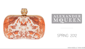Klasické clutch bag kabelky Alexander McQueen doplňují nové tvary!