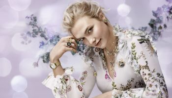 Něžná Karlie Kloss ve vánoční kampani na šperky Swarovski