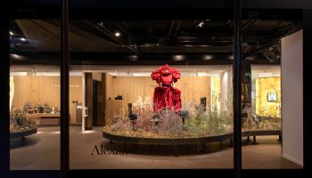 Říjnový pop-up store módního domu Alexander McQueen odráží lásku k přírodě