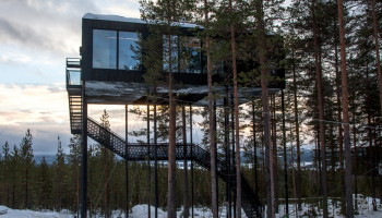 Švédsko se pyšní dalším hotelem uprostřed lesa