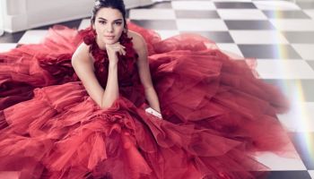 Tvář Estée Lauder Kendall Jenner ve vánoční kampani zahalena do červeného tylu