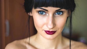 Orámujte svoji krásu ofinou, je pořád v kurzu!