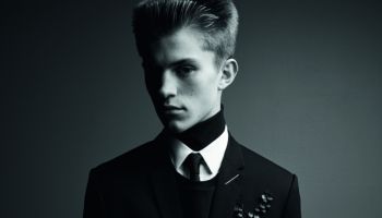 Černobílá, ostrá kampaň Dior Homme 2018 přináší formální pánskou módu