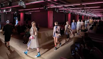 Miuccia Prada přinesla do nové Resort kolekce praktickou lehkost