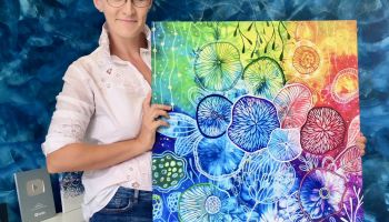 Původně režisérka, nyní malířka. Veronika Mikalová svými obrazy inspiruje stovky tisíc lidí po celém světě