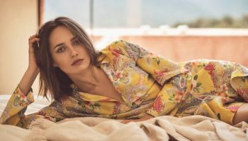 Květiny, retro styl i pohodlné tuniky v plážové kolekci značky Zara