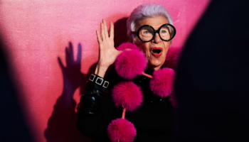 Iris Apfel v kampani Emojis ve svých 94 letech