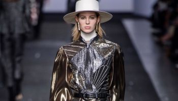 Alberta Ferretti vykročila s podzimní kolekcí 2019 ze své komfortní zóny
