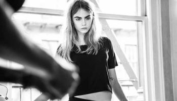 Intimní póza Cary Delevingne pro DKNY jaro/léto 2015