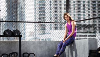 Podzimní sportovní kolekce H&amp;M uprostřed vylidněného velkoměsta