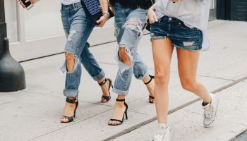 Denim, denim a zase denim! Jak ho na jaře nosit a kde?