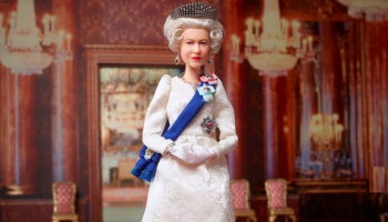 Královna Alžběta II. má svou vlastní panenku Barbie. Se svým pravnukem Louisem tento týden oslavila hned několik událostí