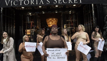 Omluva Victoria's Secret nestačila, lidé po celém světě protestují proti jednostranné módě