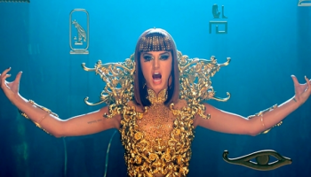 Katy Perry za své módní kousky v egyptském stylu získává velké uznání
