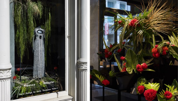 Butik Proenza Schouler v obklopení květinové výzdoby