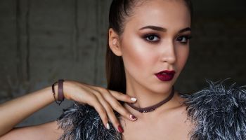 Těsný náhrdelník, který vzbuzuje sexappeal? Choker!