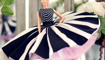 Charitativní projekt obléká panenku Barbie do luxusních modelů