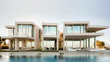 Casa Sardinera je minimalistická vila na svahu nad mořem