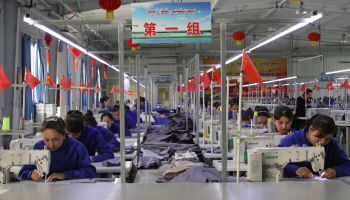 Iniciativou k odpovědnosti: kauza nucených prací Ujgurů v čínských továrnách volá po udržitelnosti a odpovědnosti módního průmyslu