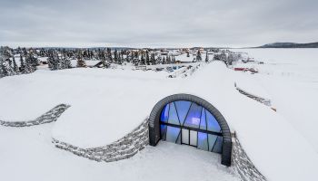 Hotel vytvořený z ledu je postaven ve Švédsku