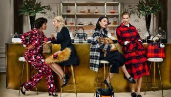 Karlie Kloss v podzimní kampani Kate Spade 2015 předvádí červenou kostku