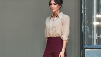 Kolekce Victorie Beckham hýřila zářivými barvami za doprovodu tančících volánů