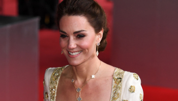Na předávání cen BAFTA zářila mezi herečkami vévodkyně Kate s outfitem od McQueena