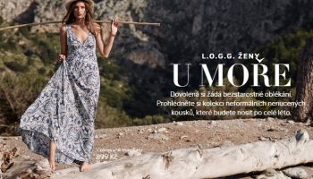 Letní kolekce H&amp;M na prosluněné terase kavárny i na břehu moře