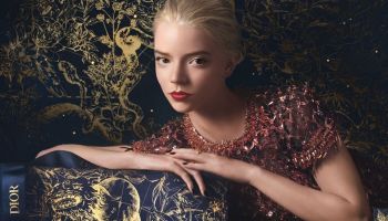 Ve vánoční kampani Dior si vedle modelky Anya Taylor-Joy zahrála sova a vlk