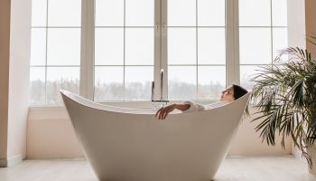 Milujete vanu plnou pěny? Tyhle 100% přírodní šumivé bomby vám dopřejí maximální relax
