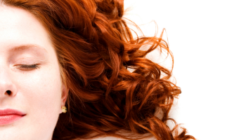Dopřejte svým vlasům posilující péči při domácím barvení