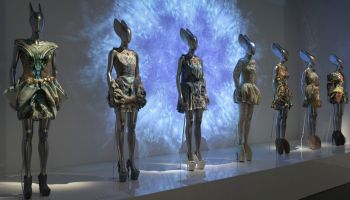 Alexander McQueen Savage Beauty: Unikátní výstava vrací talentovaného designéra zpět domů