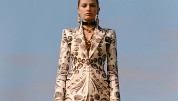 Zkameněliny a mušle inspirovaly Resort kolekci od Alexandra McQueen 2019