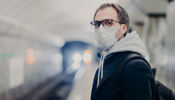 Jak bojovat se zamlžením brýlí při nošení roušky, poradí optometrista
