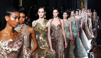 Elie Saab v nové couture kolekci oslavoval ženskost