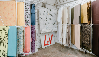Textile Mountain je český projekt, který vdechne život nevyužitým materiálům