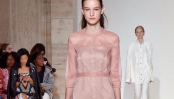 Jaro 2018 u Victoria Beckham je delikátní a silné