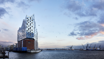 Úctyhodná stavba Elbphilharmonie bude otevřena v Hamburku