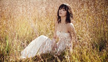 Podzimní kolekce svatebních šatů salónu BHLDN 2016 mezi zlatavými klasy obilí