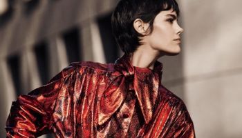 Moderní oděvy podzimní kampaně Emporio Armani kontrastovaly s historickým prostředím Milána