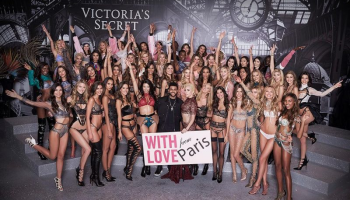 Černá andělská křídla, drahokamy a šněrovací boty - Victoria's Secret 2016